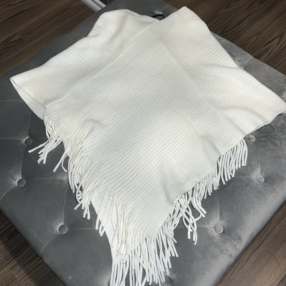 Poncho - Picture 3 of 3